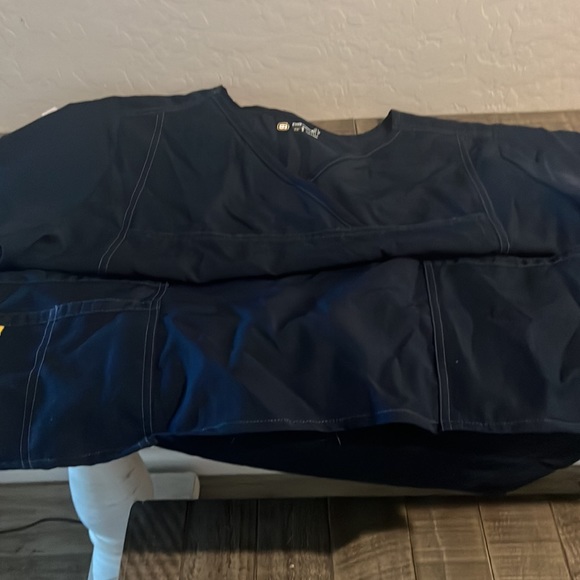 Navy blue scrubs by wink. Top size 2x bottom xl - Picture 3 of 3